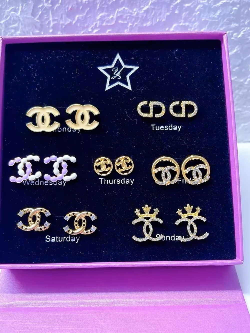 Un Arete Diferente Cada Día ✨ Set de 7 Pares Doble C con Brillo y Estilo #GRWM”